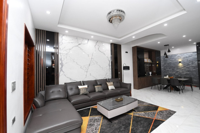 Nội thất sử dụng gỗ công nghiệp kết hợp
acrylic gương bóng cùng tông màu nhẹ. (Ảnh: iOne)