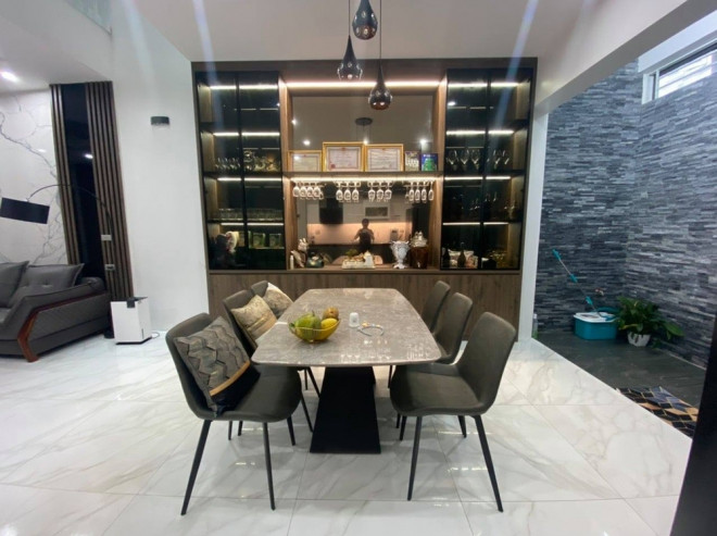 Nơi đặt bàn ăn khá rộng rãi và ấm cúng. Đây
cũng là khu vực anh chàng trưng bày các thành tích trên sân cỏ.
(Ảnh: iOne)