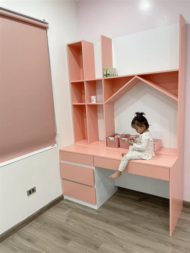 Điểm gây ấn tượng là phòng con gái
Sunny. Phòng rộng khoảng 25-30m2, được trang trí bằng màu hồng, có
bồn tắm riêng. 2 phòng ngủ đều có thêm máy lọc không khí để đảm bảo
không gian trong sạch, bảo vệ sức khỏe cho các thành viên trong gia
đình.