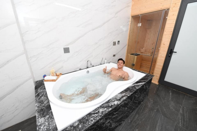 Chiếc bể sục lớn và phòng xông hơi không khác
gì spa giúp đôi vợ chồng trẻ thư giãn sau những ngày làm việc căng
thẳng. (Ảnh: FBNV)