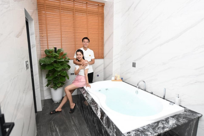 Không gian tắm "xịn sò" của hai vợ chồng Hải
Quế. (Ảnh: FBNV)