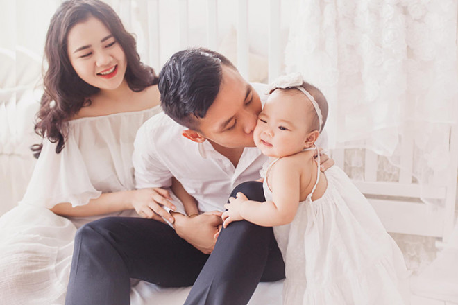 Được biết, Quế Ngọc Hải và bà xã Dương Thuỳ
Phương yêu nhau từ năm 2014, chính thức về chung một nhà vào năm
2018. Hai vợ chồng hiện đang trải qua cuộc sống hôn nhân hạnh phúc
bên bé Sunny.