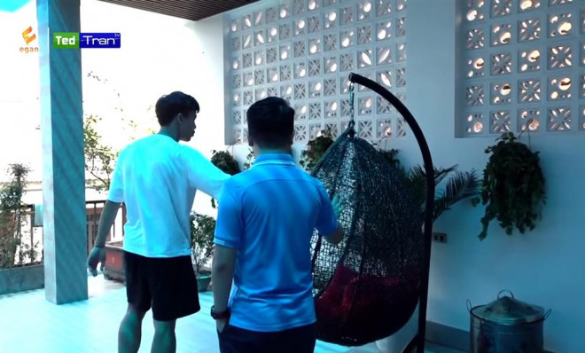 Ngôi nhà còn gây ấn tượng nhất là khu
vực tầng 3 có lợp chống nóng. Sân thượng rộng, thoáng mát, ngồi
trên ghế mây có thể vừa hóng gió vừa ngắm cảnh đường phố và các
ngôi nhà xung quanh.