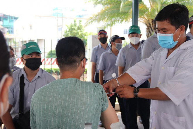 TP.HCM đang triển khai tiêm vaccine mũi 3, 4. Ảnh: Một công nhân tiêm vaccine COVID-19 tại Khu chế xuất Tân Thuận, quận 7. Ảnh: HOÀNG LAN