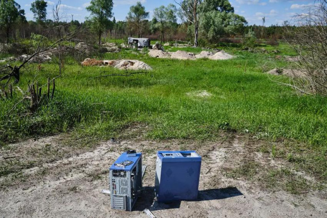 Một chiếc máy tính bị bỏ lại gần một chiến hào do lính Nga đào trong Rừng Đỏ của Ukraine. Ảnh: RAUL MORENO