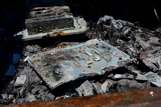 Bảng mạch máy tính trong một hệ thống phòng không Pantsir-C của Nga bị bắn cháy. Ảnh: ALEKSANDR GUSEV