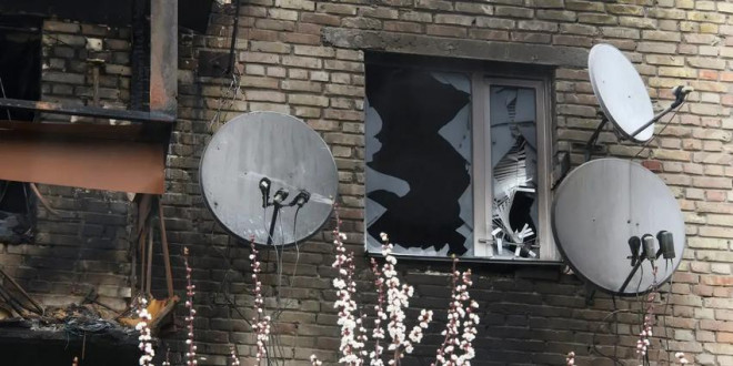 Anten vệ tinh của một tòa nhà dân cư thuộc TP Hostomel (Ukraine) bị phá hủy trong chiến dịch quân sự của Nga. Ảnh: MAXYM MARUSENKO