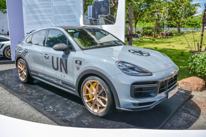 Sự kiện còn có sự hiện diện của Porsche Cayenne Turbo GT, giá khởi điểm 12,25 tỷ đồng, chưa bao gồm các tùy chọn. Đây là biến thể mạnh mẽ nhất của dòng Cayenne Coupe. Dù mang ngoại hình của một chiếc SUV Coupe, nhưng xe có thể tăng tốc 0-100 km/h trong 3,3 giây, không kém những mẫu siêu xe, xe thể thao gầm thấp hai cửa.