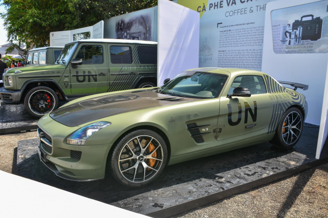 Mãn nhãn với Mercedes-AMG SLS GT Final Edition và Mercedes-AMG GT S. Ngoài hai mẫu xe kể trên, ông Đặng Lê Nguyên Vũ còn là chủ nhân của Mercedes-AMG GT R và Mercedes-AMG GT R Pro. Ảnh: Tổ quốc, Autopro