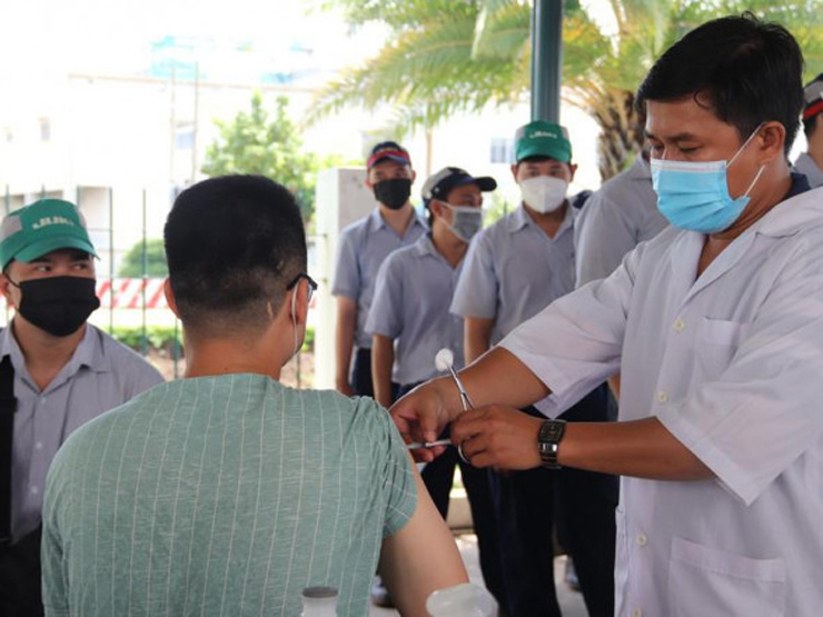 Tin tức trong ngày - Khi nào người không tiêm vaccine COVID-19 mũi 3, 4 phải ký cam kết?