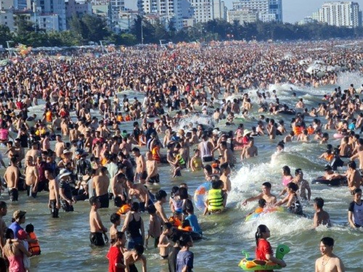Tin tức trong ngày - Nắng "như thiêu đốt", biển người đổ về Sầm Sơn "giải nhiệt"
