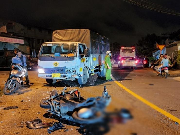 Tin tức trong ngày - Xe máy đối đầu xe tải, 2 nữ sinh thương vong