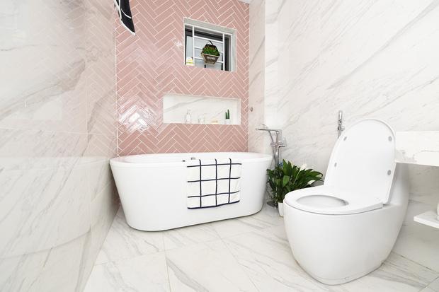 Còn có cả bồn tắm nhìn rất sang chảnh nhà. Cặp
vợ chồng trẻ rất yêu chiều cô con gái nhỏ