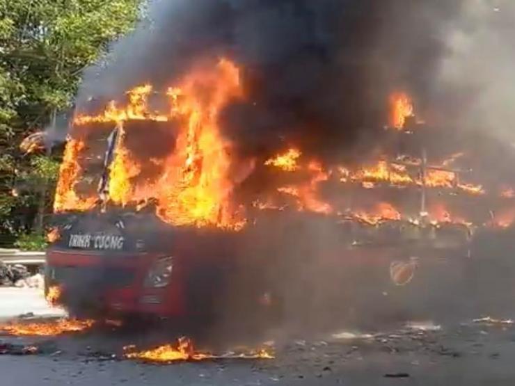 Tin tức trong ngày - Xe giường nằm bốc cháy dữ dội trên đại lộ Thăng Long