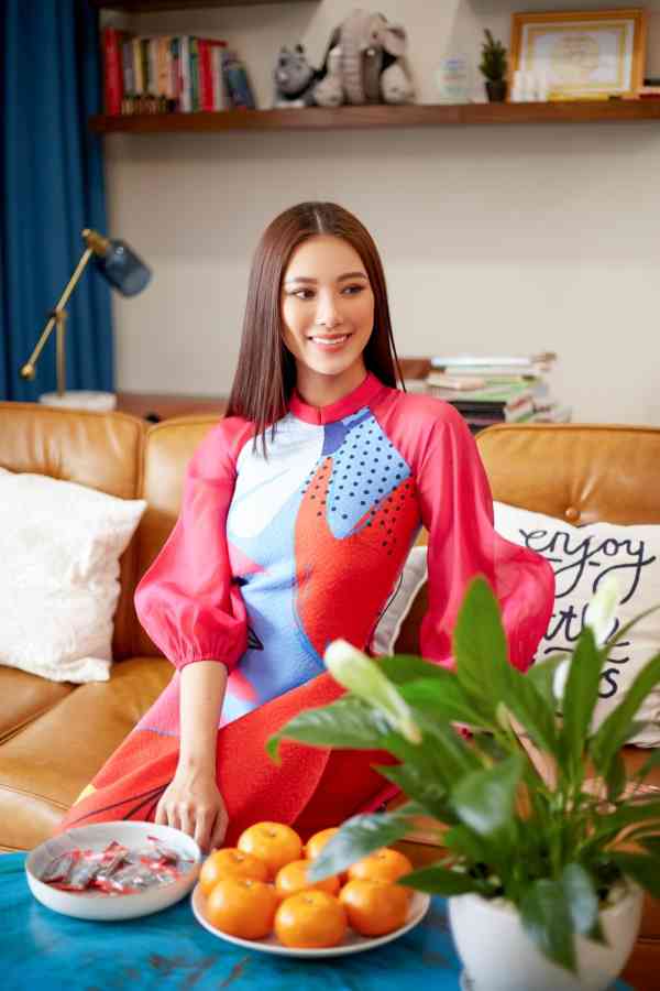 Ngoài thời gian đi làm, Kim Duyên thích về nhà, đọc sách và thư giãn trong căn hộ giản đơn mà sang trọng.