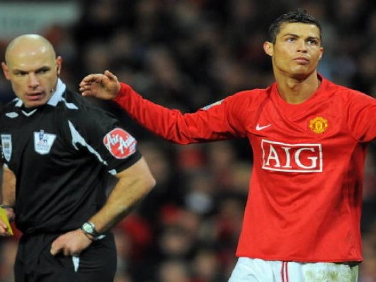 Bóng đá - Trọng tài "fan MU" làm sếp lớn,  “Quỷ đỏ” bị mỉa mai có tân binh đầu tiên