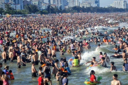 Tin tức trong ngày - Nắng "như thiêu đốt", biển người đổ về Sầm Sơn "giải nhiệt"