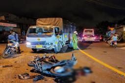 Tin tức trong ngày - Xe máy đối đầu xe tải, 2 nữ sinh thương vong