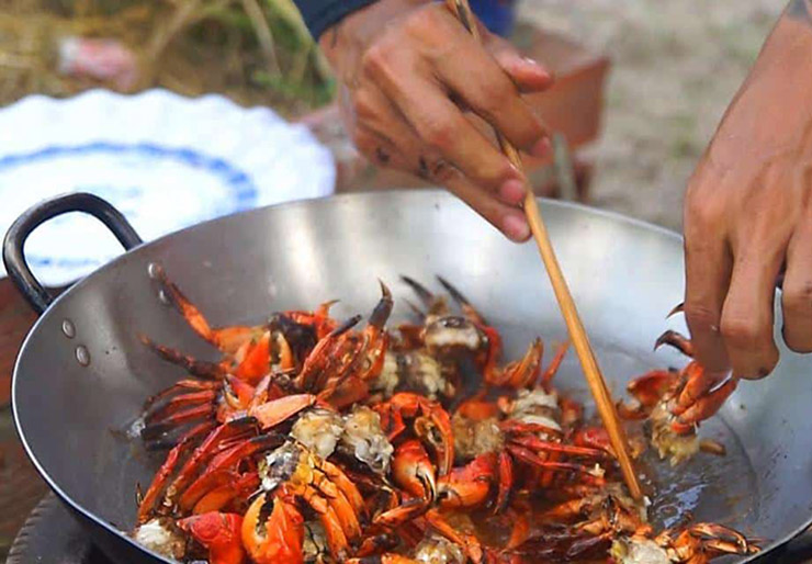 Ngoài ba khía muối, loài này đem luộc chấm mắ cũng rất hấp dẫn, hay làm các món: gỏi ba khía, ba khía trộn tỏi ớt, ba khía rang, ba khía sốt me,…
