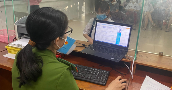 Công an quận Gò Vấp, TP.HCM đang thu nhận thông tin làm CCCD cho học sinh trên địa bàn. Ảnh: HỮU ĐĂNG