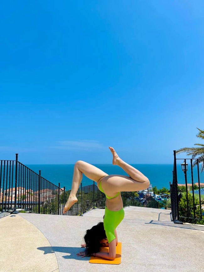 Cô thực hiện nhiều động tác yoga khó.