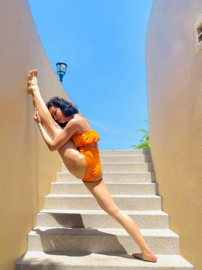 Kiều Ngân thường xuyên thực hiện động tác xoạc chân điêu luyện.