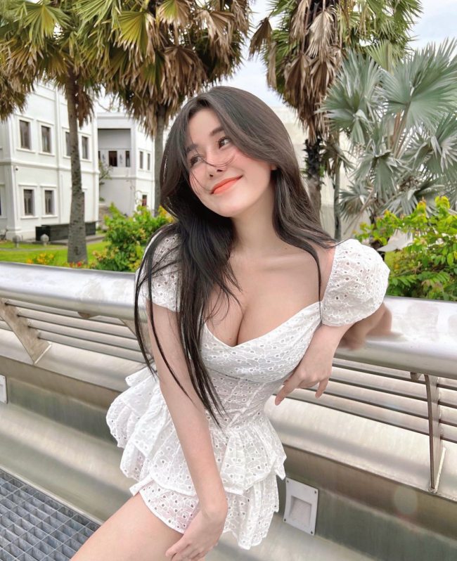 Trên trang cá nhân, hot girl Sài thành không ngần ngại chia sẻ các bí quyết làm đẹp cho hội chị em, nhất là cách tăng số đo vòng 1.
