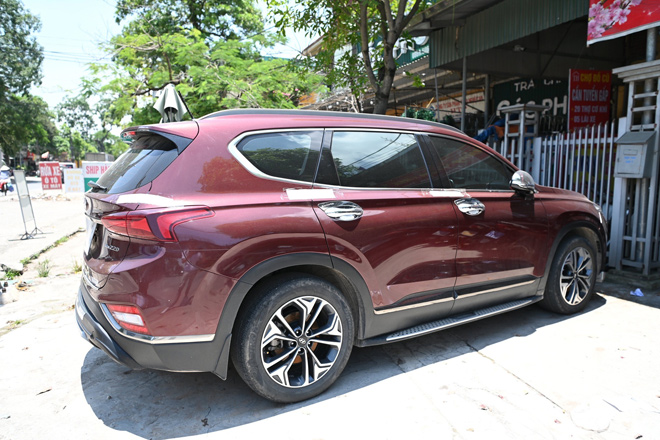 Chiếc ô tô của anh Hưng đang ở trụ sở Công an xã Hải Bối.