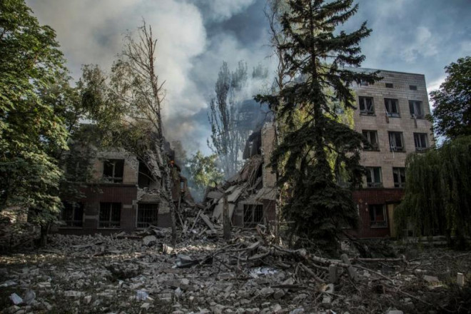 Một tòa nhà ở Lysychansk bị phá hủy trong giao tranh Nga-Ukraine. Ảnh: Reuters
