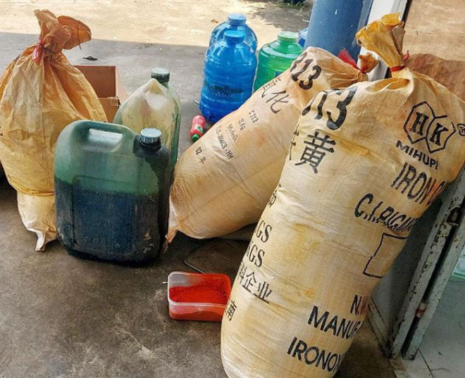 Hóa chất và bột màu dùng để pha chế, sản xuất xăng giả.