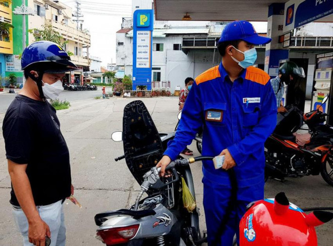 Giá xăng, dầu tăng cao kỷ lục kéo theo giá cả các mặt hàng đều tăng theo, ảnh hưởng đến đời sống, sinh hoạt của người dân