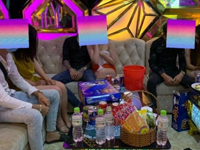Pháp luật - Nữ tiếp viên thoát y "hát với khách" trong phòng karaoke