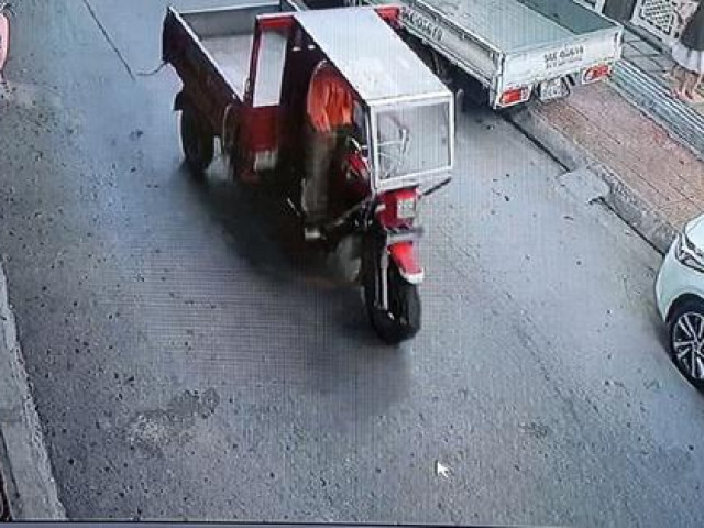 Tin tức trong ngày - Bắt giam tài xế bỏ đi sau va chạm với xe máy khiến 3 người thương vong