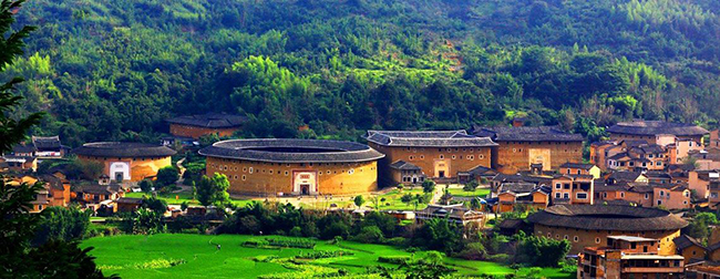 Ở khu vực núi phía tây nam của tỉnh Phúc Kiến, Trung Quốc còn lưu giữ được hơn 20.000 kiến trúc độc đáo được gọi là tulou, được xây dựng bằng đất sét bởi các nhóm dân tộc khác nhau. 
