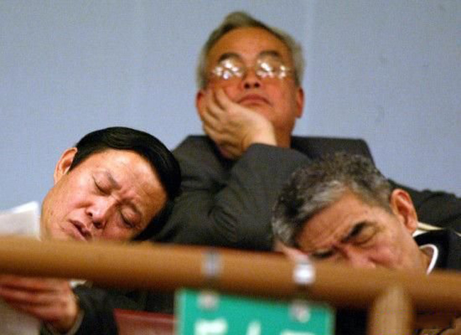 Tranh thủ ngủ một giấc đi mấy ông.
