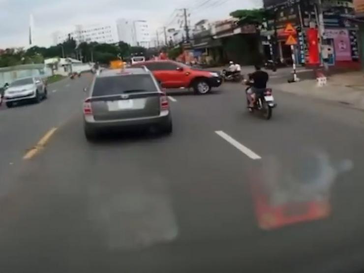 Ô tô - Clip: Xe máy phóng nhanh đâm thẳng vào bán tải khi sang đường