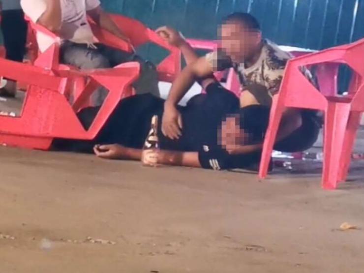 Bạn trẻ - Cuộc sống - Clip: Bạn nhậu lăn ra ngất, người đàn ông có hành động “bá đạo”