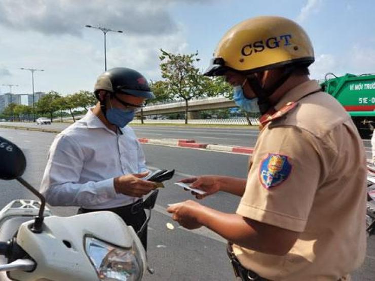 Tin tức trong ngày - Lái xe quên mang bảo hiểm: Nên cân nhắc bỏ quy định xử phạt