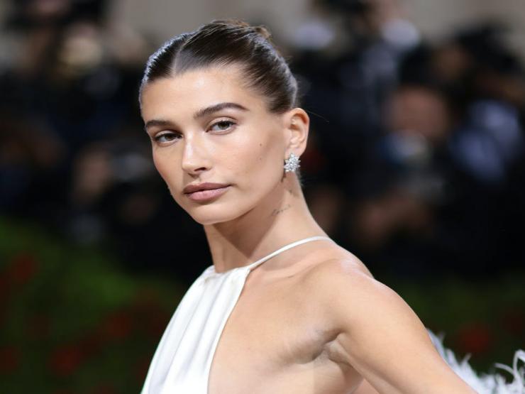 Thời trang - Hailey Bieber vướng kiện tụng với thương hiệu làm đẹp mới