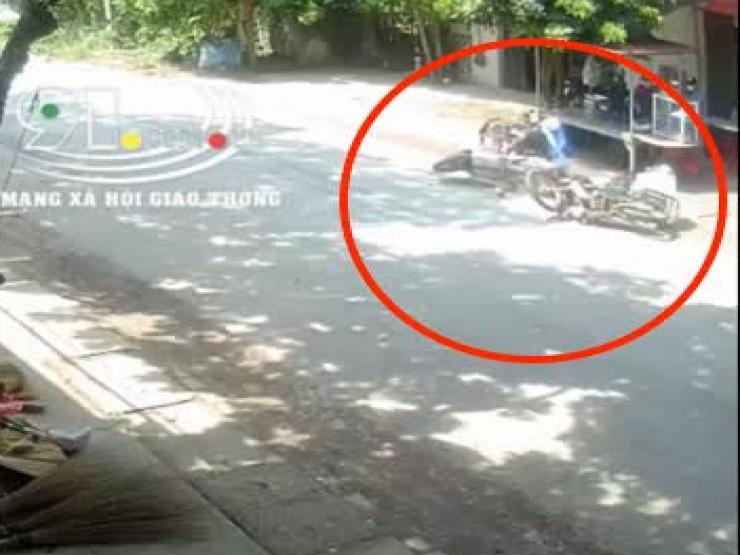 Clip: Quay xe máy kiểu “1 mình 1 đường” tài xế khiến 2 cô gái gặp nạn