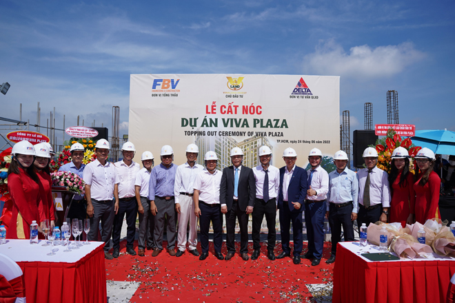 Quang cảnh lễ cất nóc dự án Viva Plaza hôm 24-6. Chủ đầu tư dự kiến sẽ bàn giao căn hộ vào quý 3-2023.
