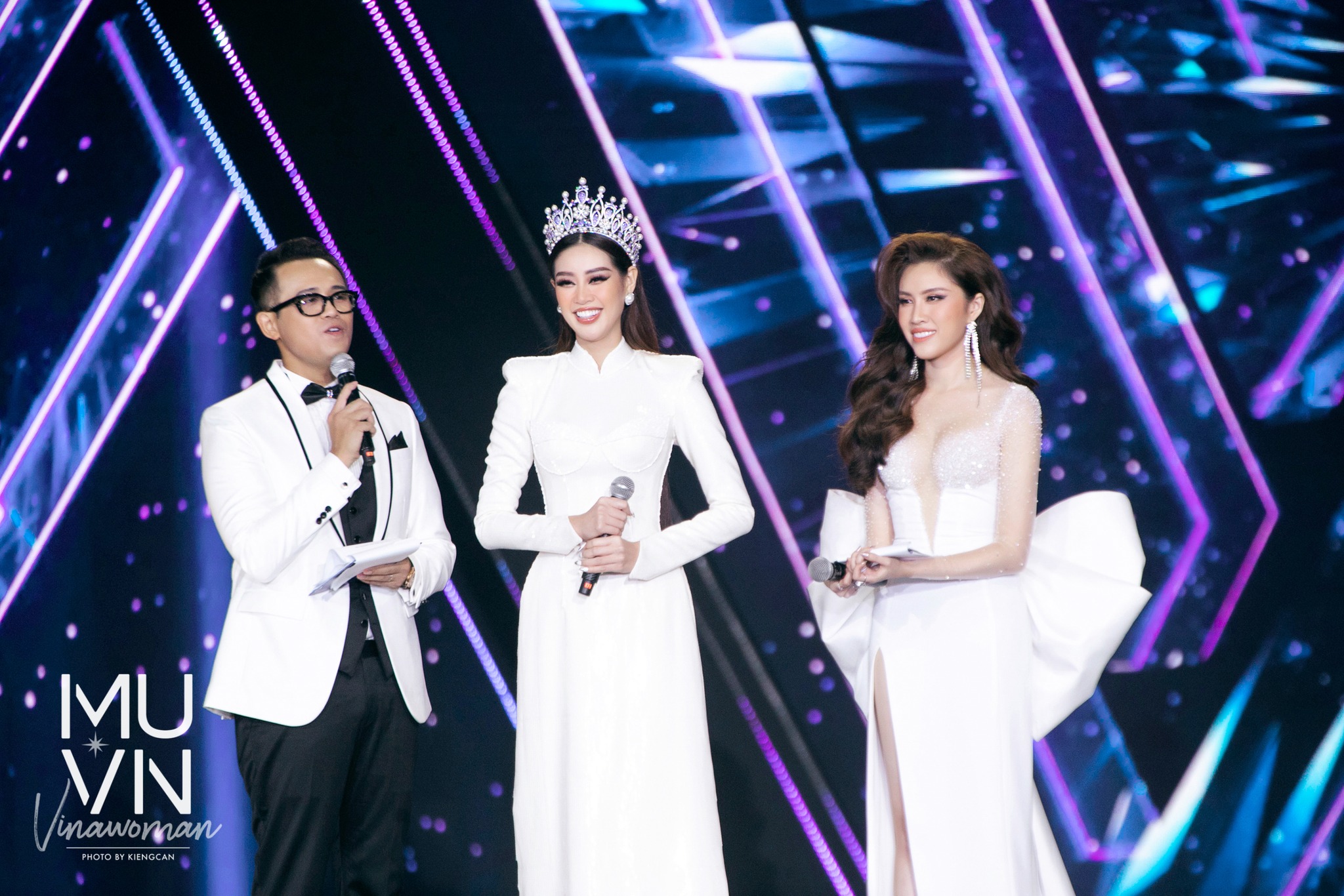 Khánh Vân đội vương miện Brave Heart trong khoảnh khắc quan trọng.