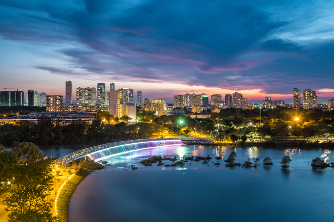 Hồ Bán Nguyệt, khu phố đi bộ, vui chơi giải trí và thương mại - dịch vụ chỉ cách Viva Plaza hơn 500m.