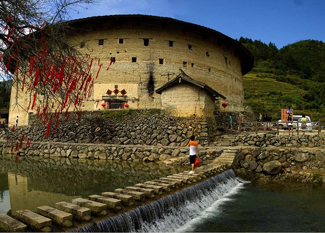 Những tulou này vững chãi như những pháo đài bất khả xâm phạm. Bằng chứng là vào năm 1934, một nhóm nông dân đã chui vào một tulou để chiến đấu với đội quân tàn bạo. Có 19 khẩu súng đã bắn vào đây trong một thời gian dài nhưng chỉ tạo ra một vết lõm nhỏ.
