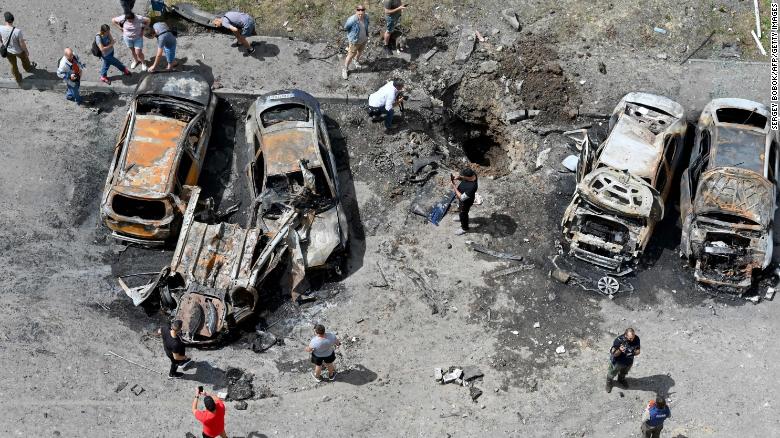 Tên lửa Nga phá hủy nhiều xe hơi đằng sau một khu dân cư ở tỉnh Kharkiv, Ukraine ngày 26.6.
