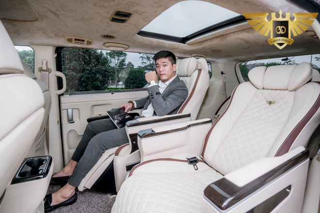 Doanh nhân Duy Tiến và sản phẩm của Duy Tiến Auto (Ảnh: NVCC)