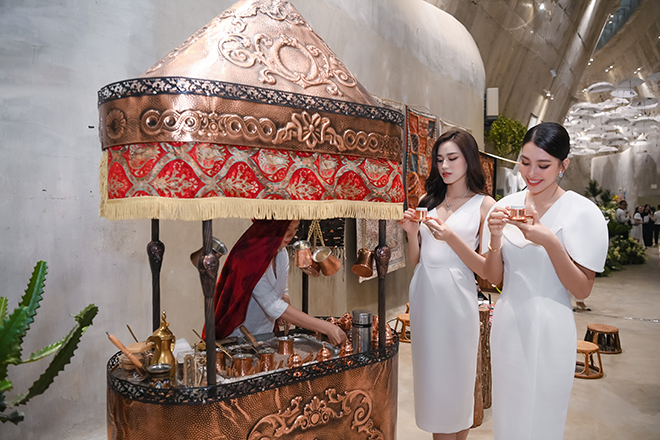 Các người đẹp thích thú trải nghiệm Bộ sản phẩm Thiền Cà phê