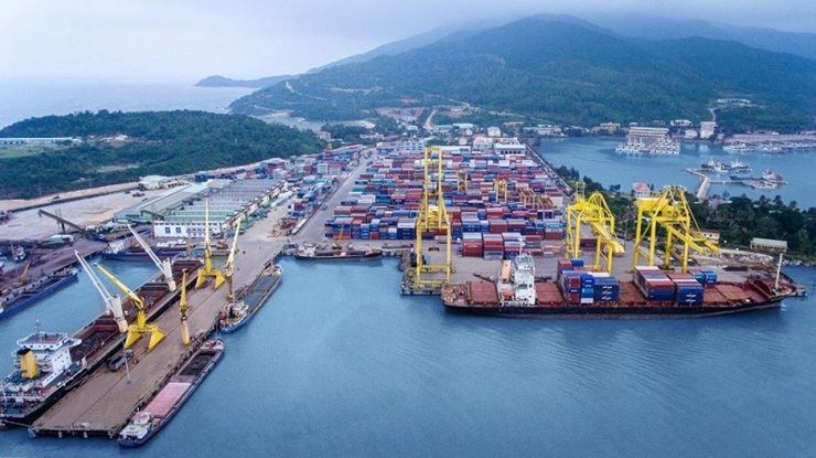 Trong Diễn đàn Đầu tư Đà Nẵng vào ngày 25/6, Chủ tịch Chủ tịch Adani Ports &amp; SEZ&nbsp; Sandeep Mehta (thuộc Tập đoàn Adani) đã thay mặt tỷ phú Gautam Adani tuyên bố cam kết đầu tư 10 tỷ USD vào Việt Nam.&nbsp;&nbsp;Ngoài ra, liên doanh giữa Tập đoàn Adani (Ấn Độ) và Tổng công ty đầu tư xây dựng và thương mại Anh Phát đã trao chứng nhận cho phép tiến hành &nbsp;nghiên cứu đầu tư dự án Cảng biển Liên Chiểu.
