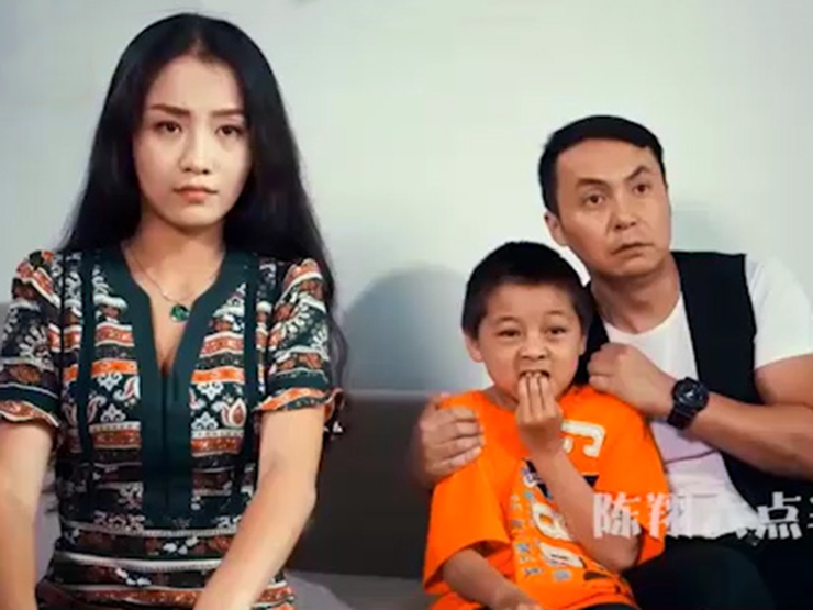 Clip hài hước - Hai bố con khiếp sợ với cô vợ thích xem clip trên mạng xã hội
