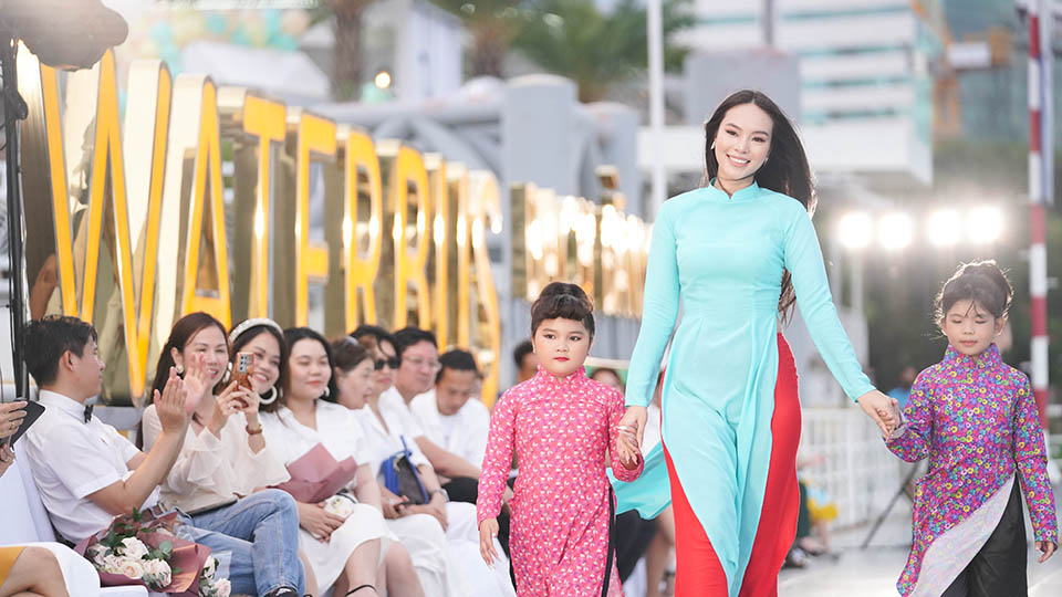 MC Hồng Phượng cùng 100 Hoa hậu, mẫu nhí catwalk trên Bến Bạch Đằng - 6